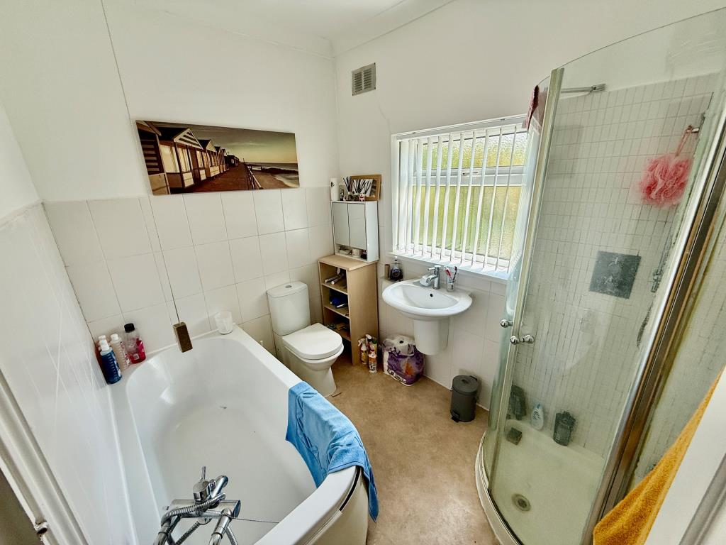 Lot: 119 - SEMI-DETACHED HOUSE IN NEED OF STRUCTURAL REPAIR - Bathroom with W.C.